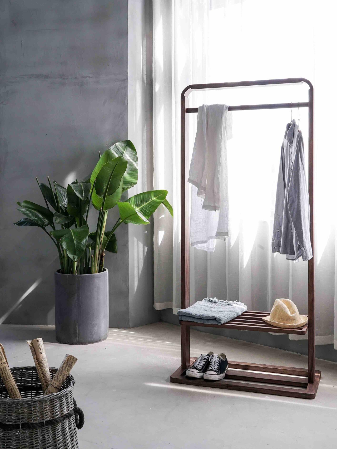 Mueble para tender ropa hecho con materiales reciclables